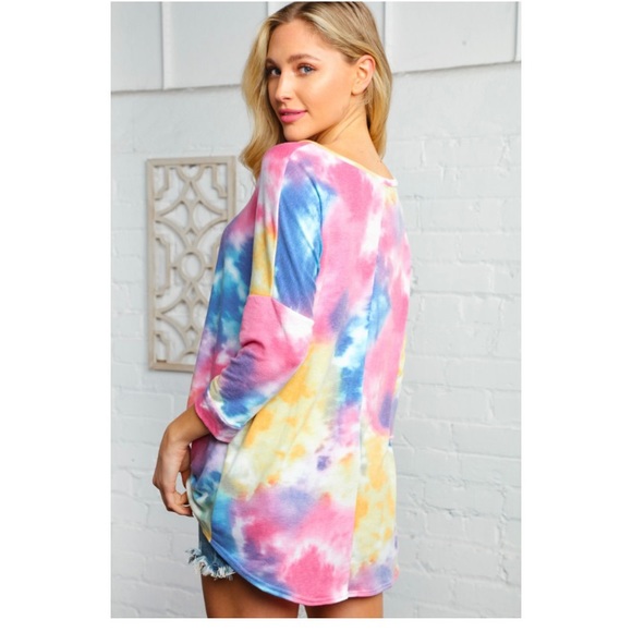 V NECK TIE DYE TWIST HEMLINE TOP - Picture 3 of 5